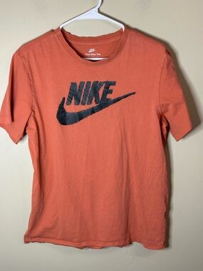 Women’s MEDIUM Nike Coral Short Sleeve Tee - P2P 20”